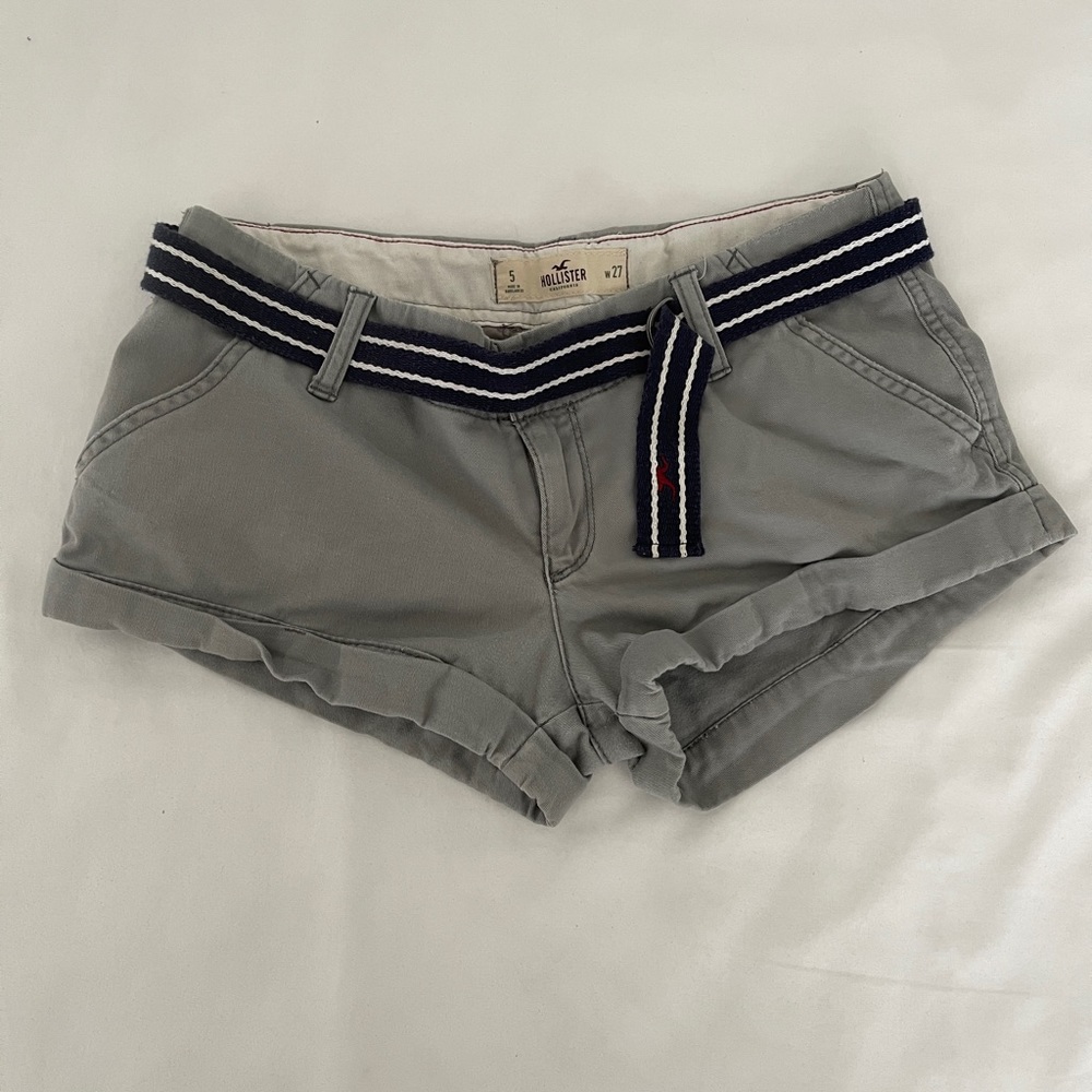 🔆 Gray shorts with blue belt with white stripes.